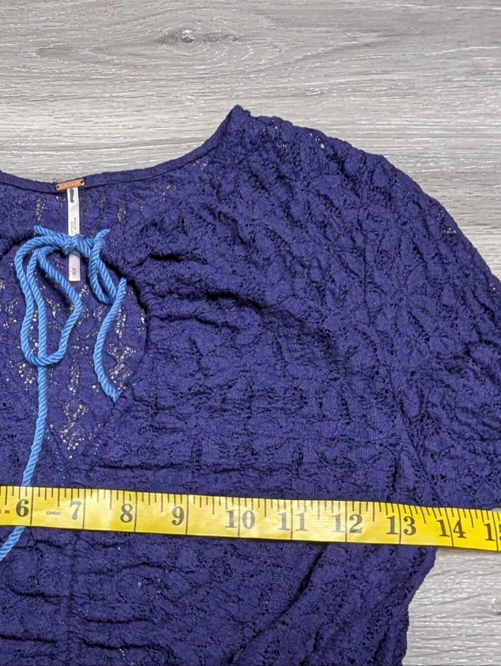 Free People Lace Top Size M Bell Sleeve Keyhole Neck - Picture 11 of 12